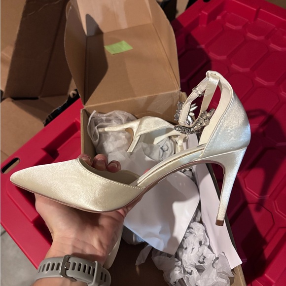 Journee Collection Cream Heels with Floral Accent - Picture 13 of 15